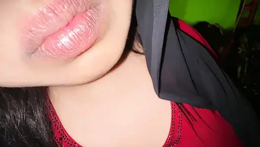 Kuzenim evinde yalnızken sikişmemizi seviyor, iri güzel Arap kız komşusunu davet ediyor ve büyük yarağını istiyor