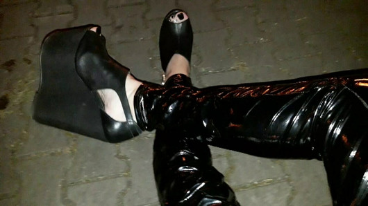 kamu içinde çok yüksek takozlar içinde seksi crossdresser