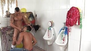 Latinos calientes tienen sexo anal salvaje en un baño público