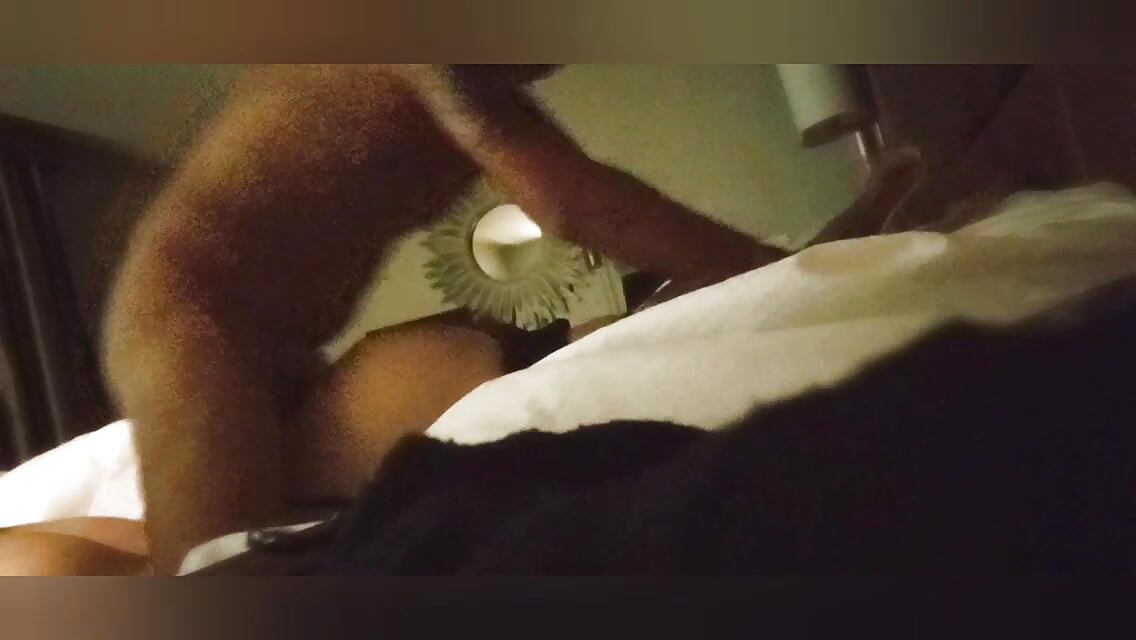 Deja que el marido cornudo use mi coño y mi garganta Antes de que aparezcan mis toros