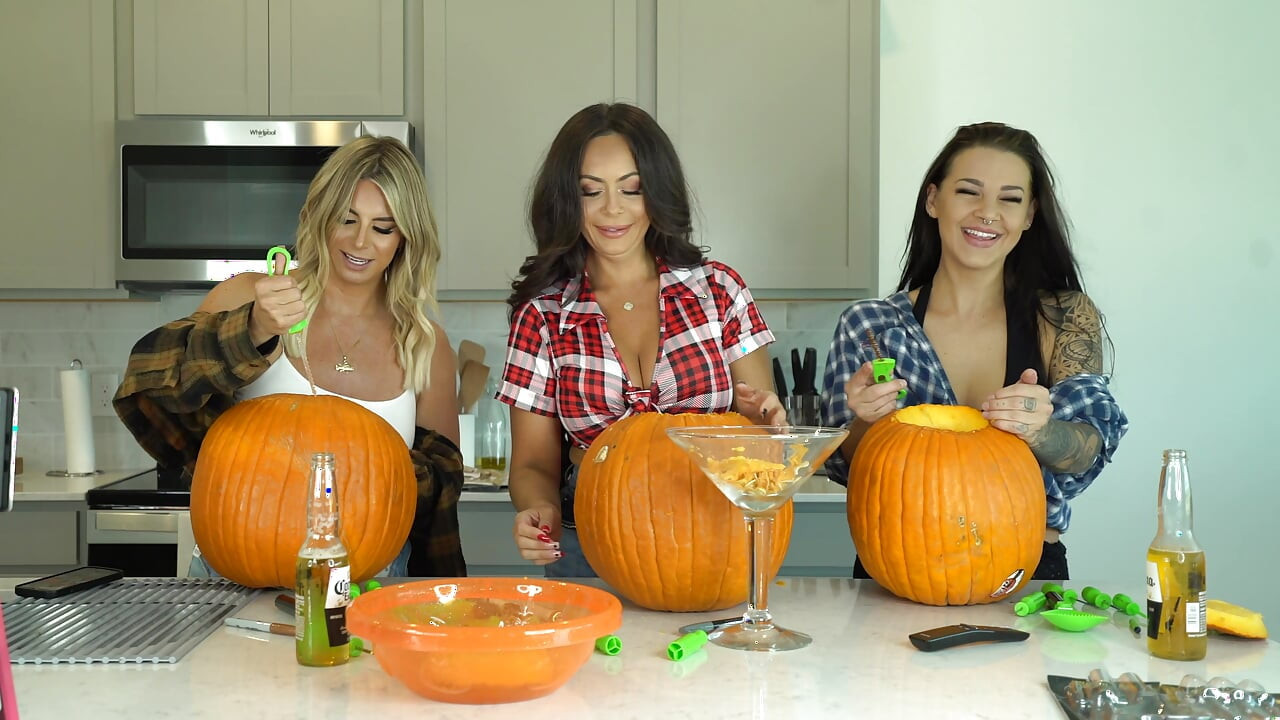 Kiki Mariah_970 Evelin Carve Pumpkins Nude Photoshoot After