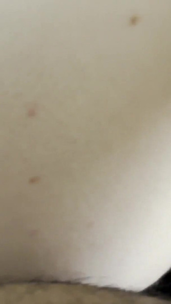 Silný okamžik z "Skutečná amatérská macecha svádí a šuká skutečného nevlastního syna, zatímco sama doma málem chytila velkou creampie"