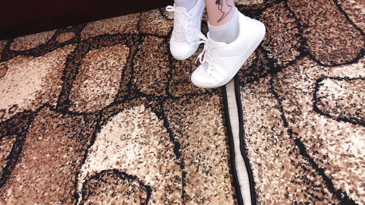 Fußfetisch Turnschuhe Socke und nackte Füße / sfw