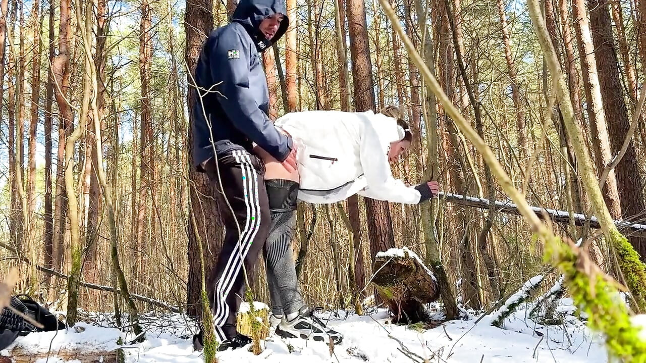 凍結時間 森の不気味な隣人がかわいいジョガーを凍らせる