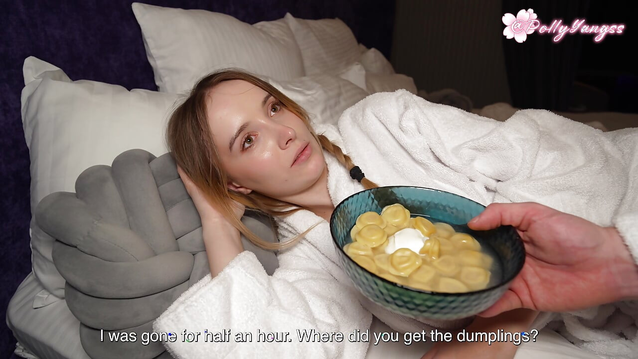 Instämmer! Du slår mig, och jag får dumplings! Hungrig slampa knullar mat