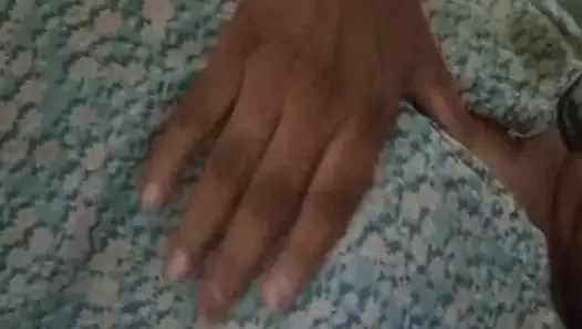 Ateşli esmer kadın oyuncak ayının üstünde dev dildoyla mastürbasyon yapıyor