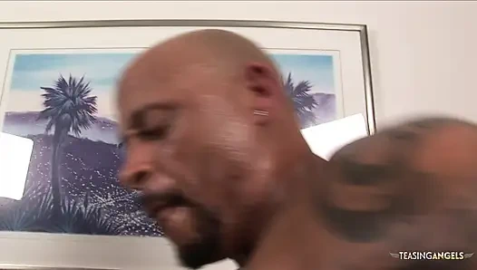 Kıvırcık saçlı kız onu boşaltana kadar emiyor ve yarağa biniyor