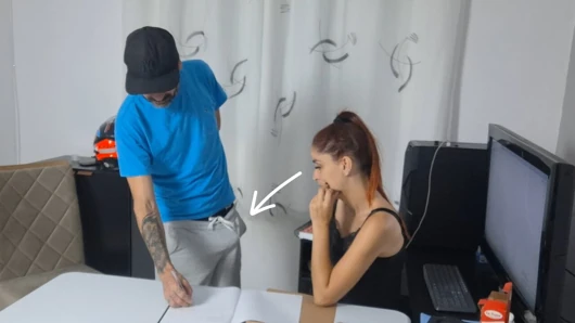 Sekretärin zeigt sich vor dem Liefermann!