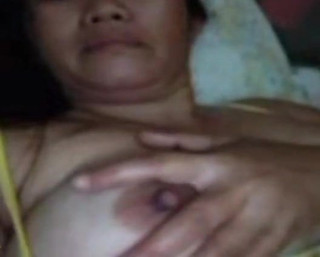 77. pinay milf pomaga mężczyźnie cum przed kamerą