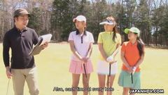 Aziatische babe gaat naakt op de golfbaan