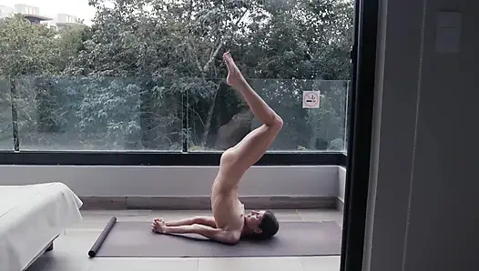 Balkonda çıplak yoga