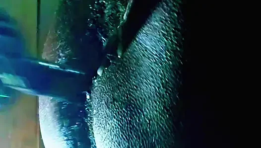 Makine eller serbest orgazm için beni sikiyor ve fışkırtıyor 1/2
