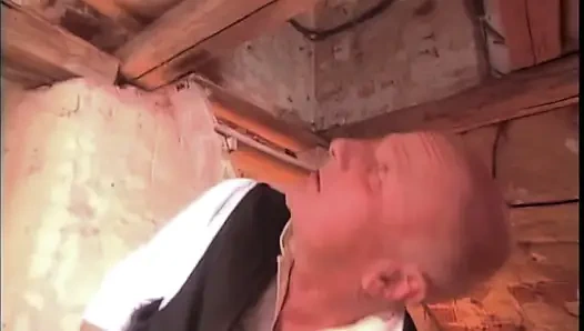 Dia membunyikan bel dan pendeta membunyikannya