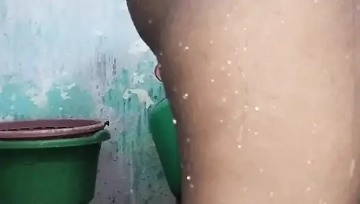 Тетушка дези с огромными сиськами купается