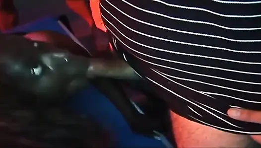 Zenci hatun yoğun parmaklama ve döl damlamasıyla genişliyor