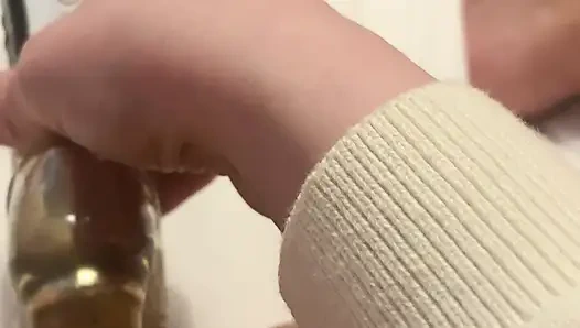 Orta yaşlı seksi kadın sert boşalıyor ve oyuncağının üzerinde yüksek sesle inliyor