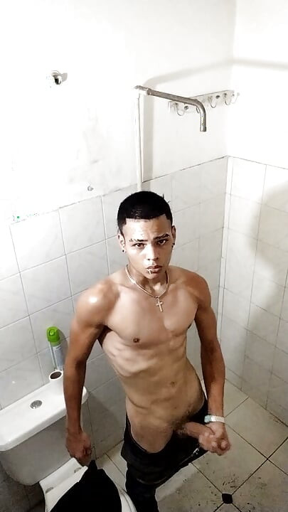 the actor Diego Alejandro roasts it in a bathroom