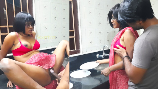 Chori Chori desi bhabi ko dapur saya choda - desi India devar bhabi berkongkek di dapur - seks desi hindi hd