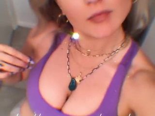 Joanna `` jojo &#39;&#39; z dekoltem levesque w fioletowym topie, selfie
