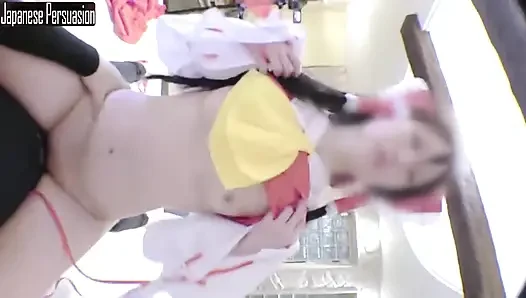 Schlanke cosplayerin im downer style zeigt ihren ruhigen Charme, während sie einen Reimu-Schrein spielt, jungfrau-rolle angle2