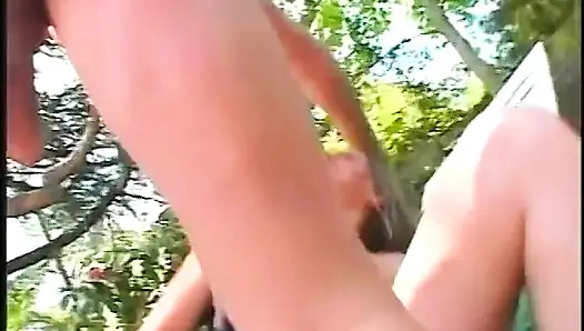 MILF auf einer schwanz quest reitet den dicken hintern des typen und isst sperma