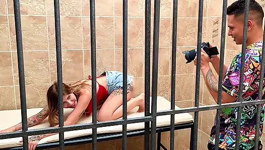 Gadis kasar mendapat pelajaran bercinta, berakhir penuh dengan susu