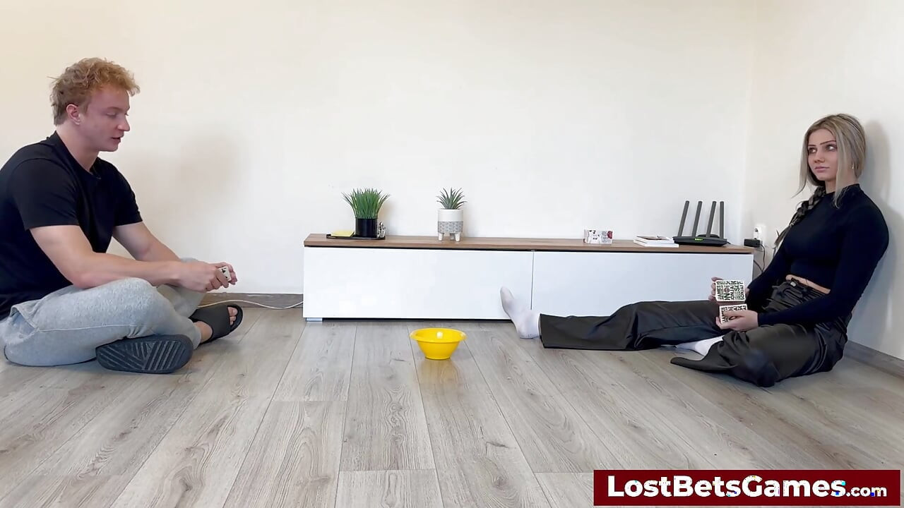 스트립 플라잉 카드 처벌 라운드 재미를 제공합니다