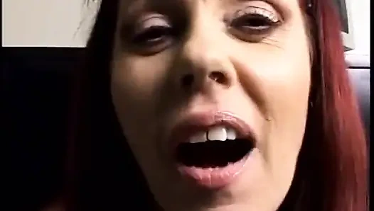 Si cewek sange rambut merah lagi asik ngusap memek be basahnya