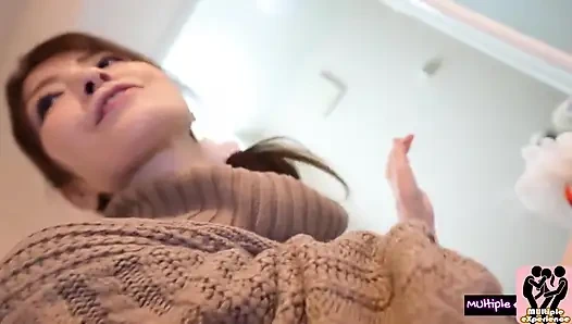 Ibu rumah tangga lagi bersih-bersih kamar mandi mendapat kejutan kunjungan di rumah. Pria berotot ini bergabung, video 3p liar ini nggak bisa dikendalikan!