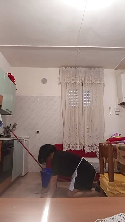Травестит чисти къщата си