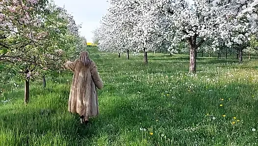Зрелая Женщина Ходит На Улице В Прозрачном Боди!