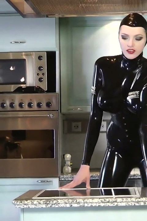 乳膠廚房脫衣秀