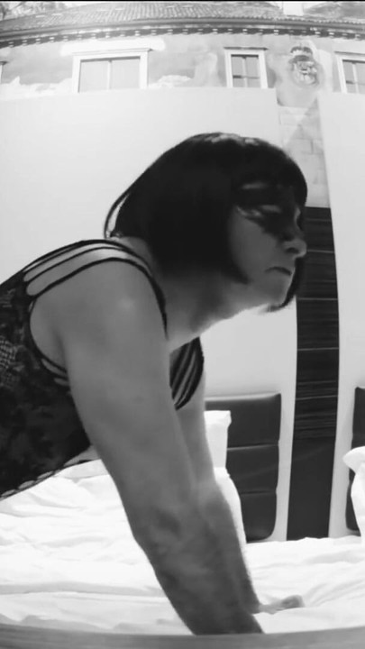 ゲイのふしだらな男はいつもチンポに飢えており、しゃぶってキスします | クリップ 3