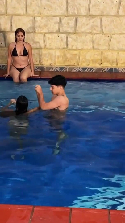 אני שוכרת מדריך שחייה אבל בסוף מזיינת אותו יחד עם הבת החורגת שלי בסקס אנאלי משולש. | קליפ 1