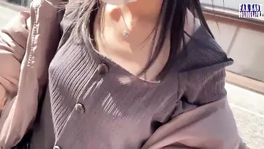 Cewek seksi ini lagi jalan-jalan sambil jalan-jalan di mana matanya yang ramai-ramai memuncak!