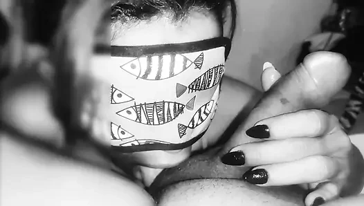 Eine MILF, die sperma lutscht, lässt nicht einen einzigen Tropfen entkommen.