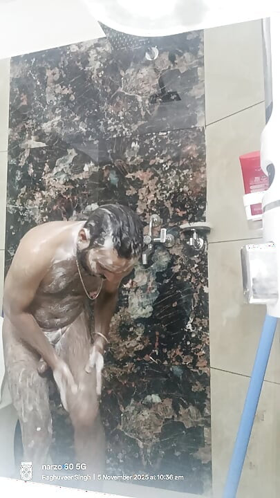 Polisi wale paman gand maarte hue