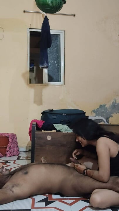 Shalini bhabhi ne padosi ko bulakar apni chut ki chatni chati