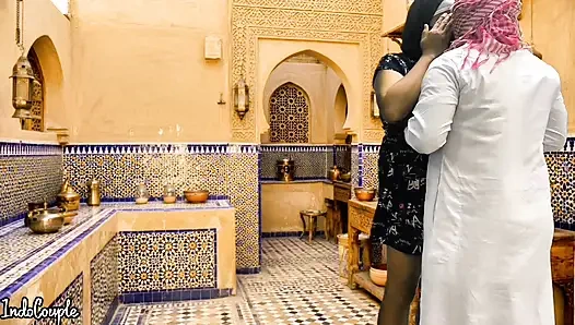 Suudi koca ve İranlı evli kadın mutfakta