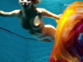 Edwige sletterige tiener onder water
