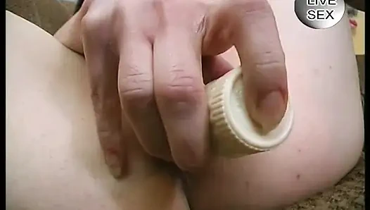 Соло-сучка-брюнетка мастурбирует киску игрушкой на кастинге