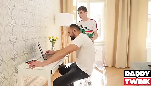 Baba twink minyon twink jack flynn pavel soras yarağının üzerine salya akıtıyor