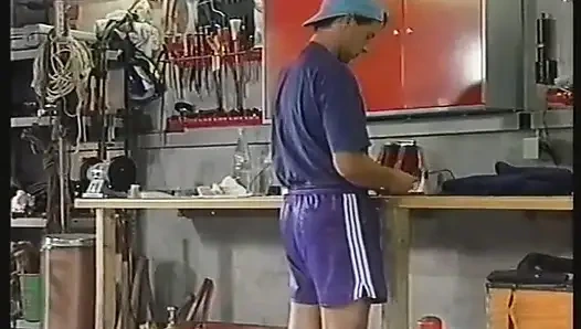 Lockiges blondes teen gibt blowjob und bekommt ihren engen arsch gefickt