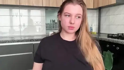 Секретарша Jucielussie флиртует прямо там за ее столом в офисе