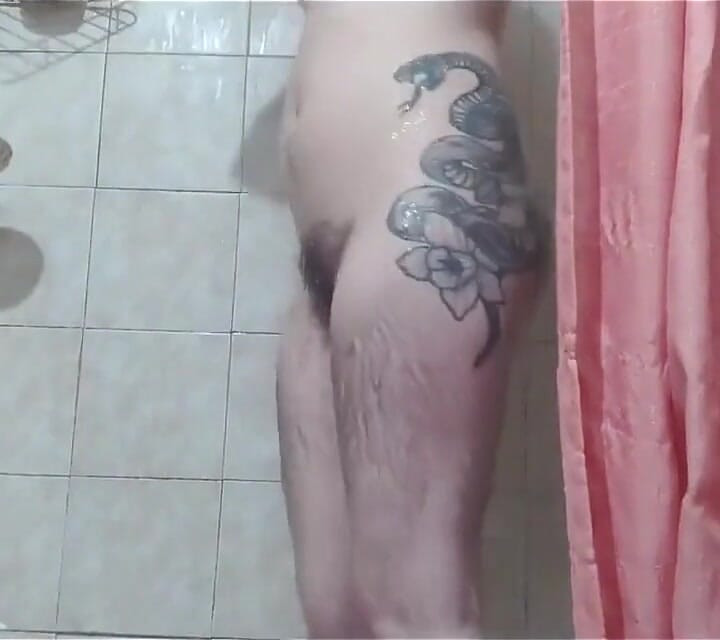 Soğuk bir günde banyo yapıyor