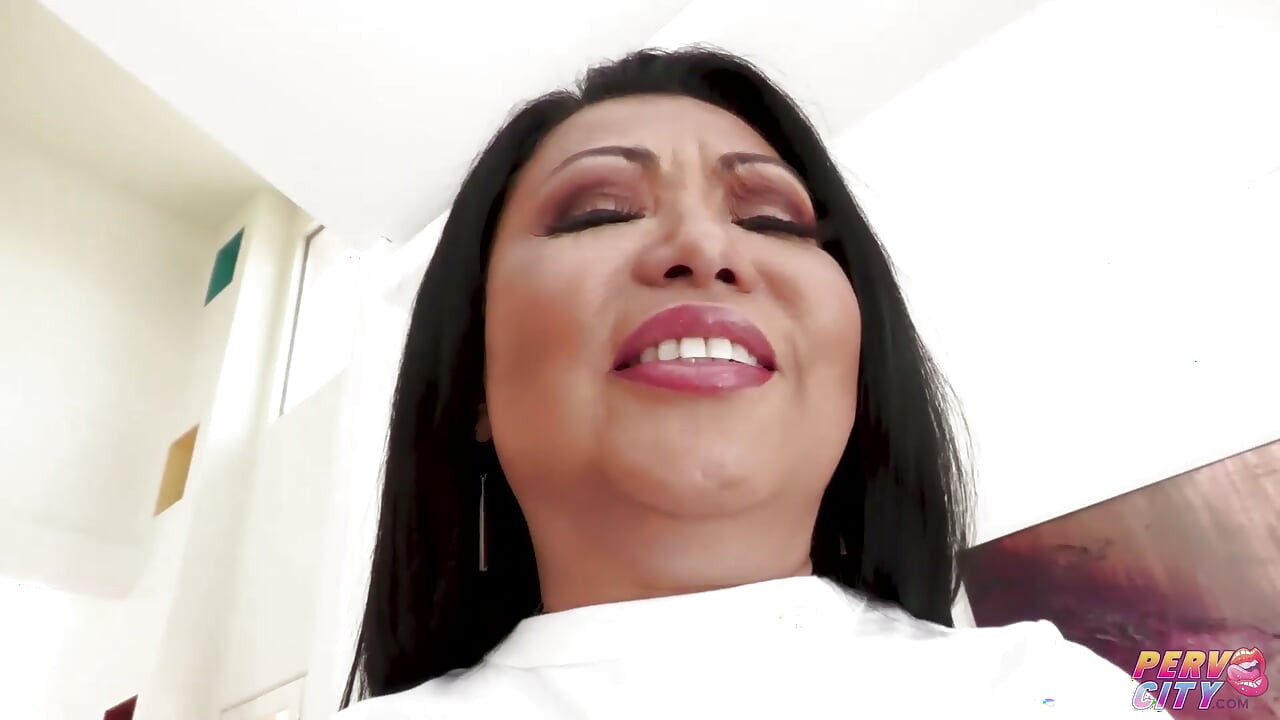 Alexis James și MILF-ul cu sâni mari Krystal Davis fut futere anală profundă de la cur la gură
