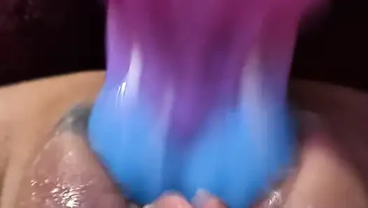 Растранутую шлюху из пизды трахнула машина