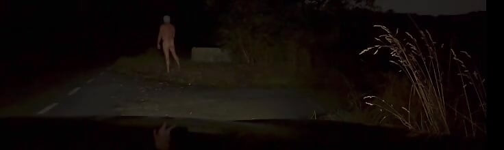 Αυνανισμός εντελώς γυμνός στο πλάι του δρόμου. Επίδειξη σε βαν
