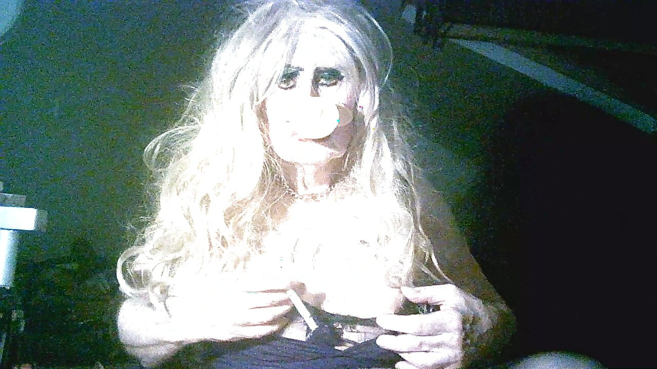 Grisnos-förnedring för gammal rökande knullgris-slampa, Sarah