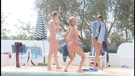 Yüzme havuzunda ateşli orta yaşlı seksi kadınlar